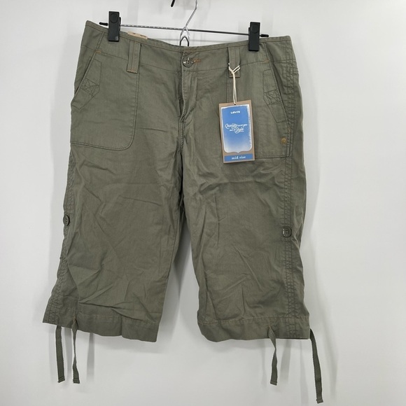 Levi’s Med Rise Cargo Shorts Ladies Size 10P NEW - Picture 1 of 9